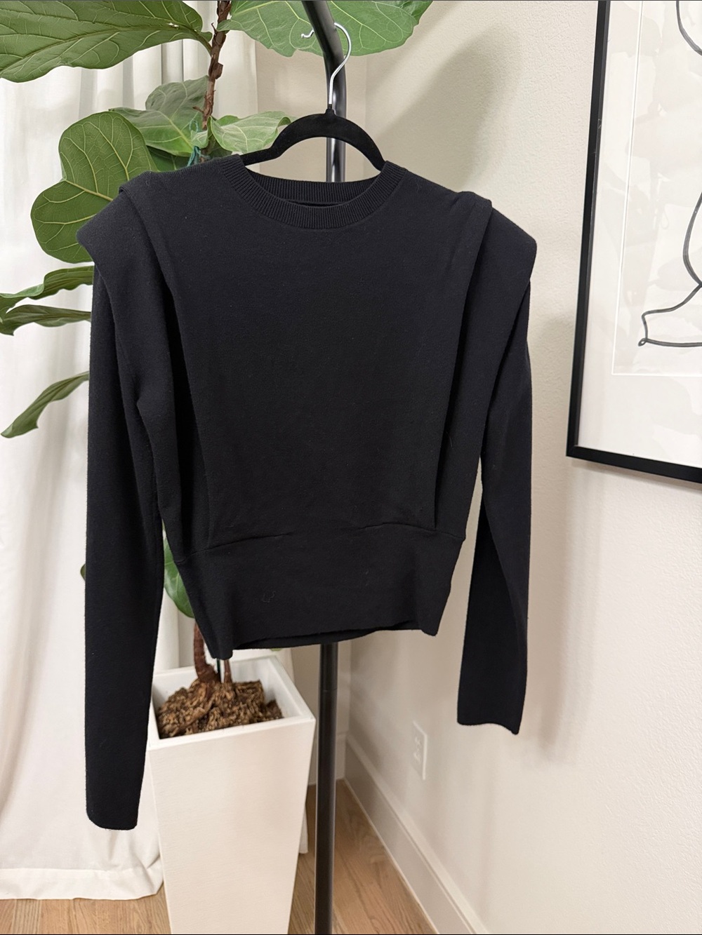 Commense Women's Black Padded-Shoulder Knit Top (Stretch size medium)